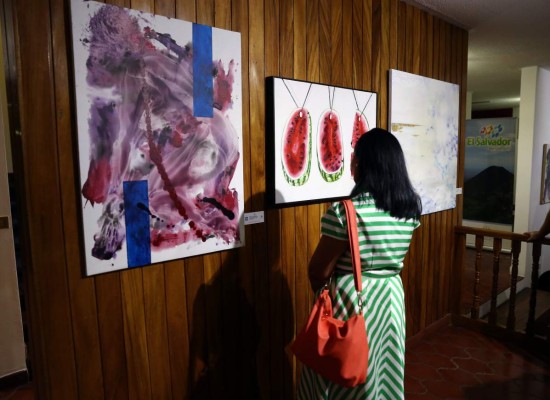 Inauguran muestra de pintura 'Ellas' en Sala Binacional de Arte