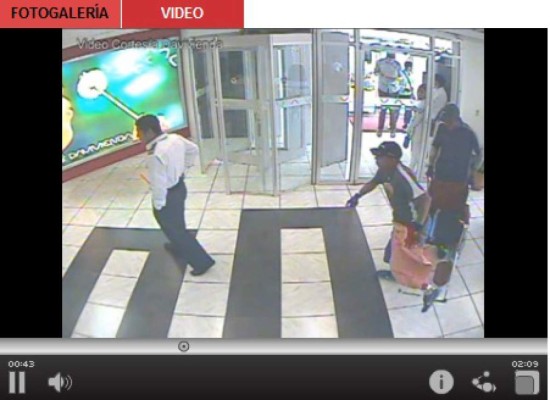 Video muestra a sujetos que usaron silla de ruedas para asaltar banco