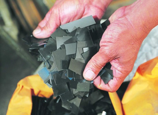 Don Óscar, el artista que hace joyas con radiografías