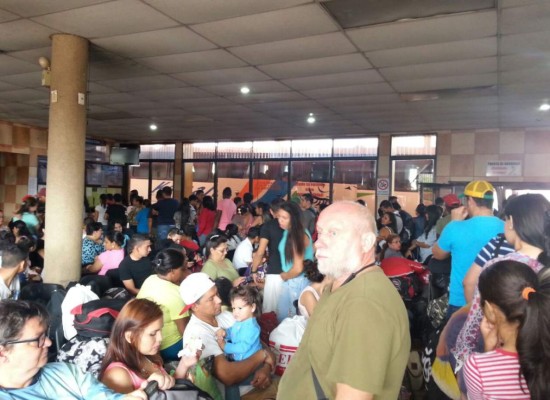 Abarrotadas terminales de buses de la capital