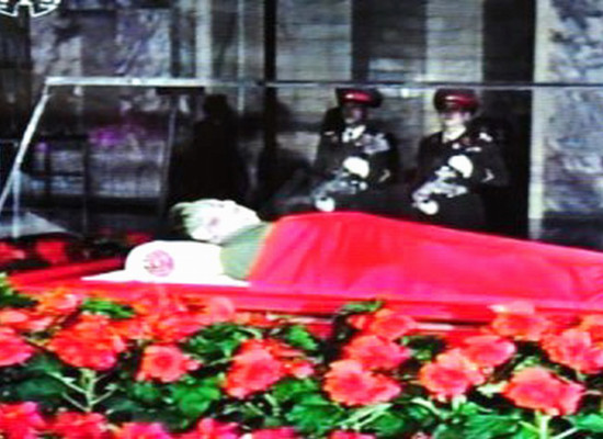 Cadáver de Kim Jong-il mostrado por la televisión