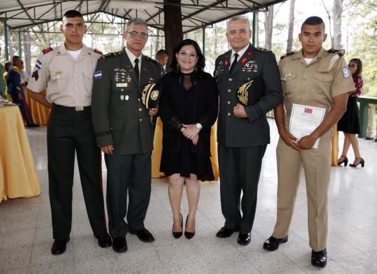 ofrecen coctel por los nuevos becarios