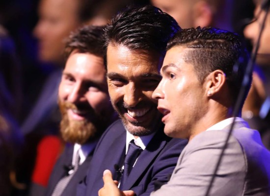 Cristiano Ronaldo se burla de Buffon en plena ceremonia de la UEFA y lo llama 'viejito'