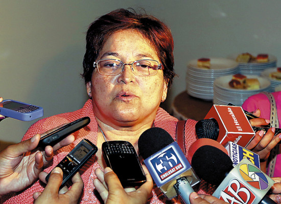 Separan a jefa del Almacén Central de Medicamentos