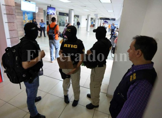 Atic busca al hijo del subcomisionado Jorge Barralaga luego que burlara alerta e ingresara a Honduras