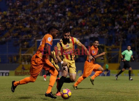 Los Lobos de la UPNFM vencen 3-2 al Real España en el Morazán