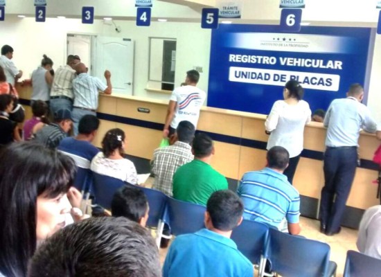 Abarrotadas oficinas del Registro Vehicular