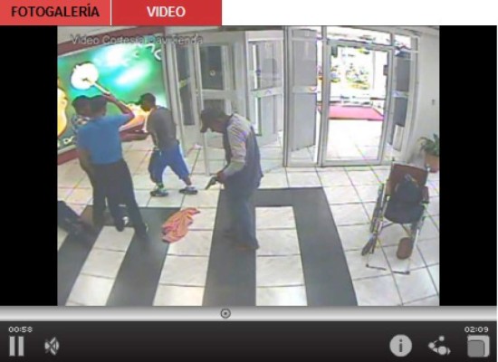 Video muestra a sujetos que usaron silla de ruedas para asaltar banco
