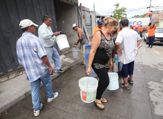 Inician distribución de agua en cisternas