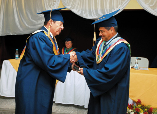 La UNPH gradúa 32 profesionales