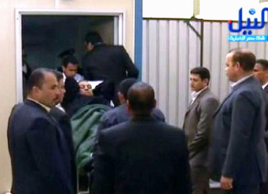 Mubarak llega en ambulancia a su juicio