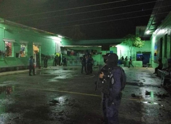 Las imágenes que dejó la masacre de 18 reos en el centro penal de Tela