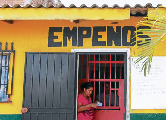 Capitalinos empeñan hasta vehículos en casas de préstamos