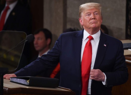 Arrogancia y poca cortesía: Las imágenes de Trump durante discurso del Estado de la Unión