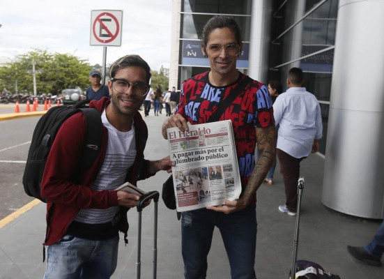 Los venezolanos Toñito León y René Velazco posando con un ejemplar de diario EL HERALDO./Foto Emilio Flores.