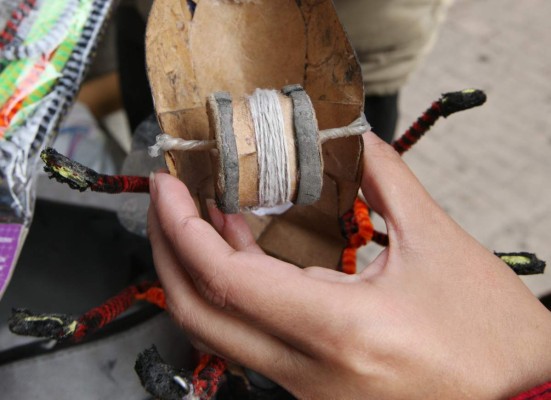 Don Altamirano, el hondureño que sobrevive jugando con el papel