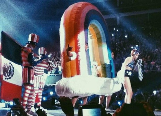 Miley Cyrus escupe y golpea bandera mexicana con su trasero