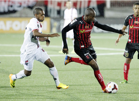 Jerry Palacios pone líder de grupo al Alajuelense
