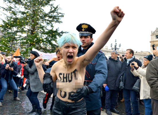 Cuatro mujeres se desnudan frente al Papa