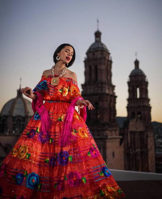 FOTOS: ¿Cuánto cuestan y quién hace los espectaculares vestidos de Ángela Aguilar?