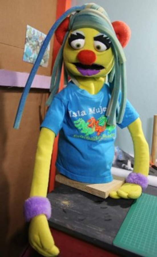 Paulina. La única chica de look rasta del grupo. Fue uno de los primeros títeres que elaboró en República Dominicana.