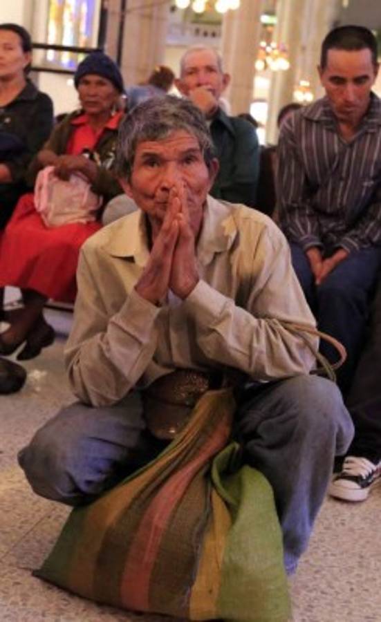 Acción de gracias y súplicas a los pies de la santa madre