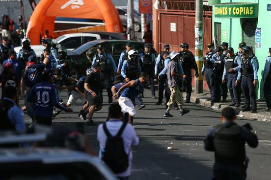 En fotos: Heridos, disparos y un caos total en las afueras del Nacional previo al Motagua vs Olimpia