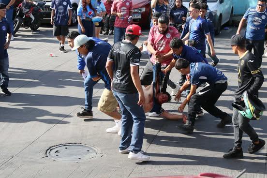 En fotos: Heridos, disparos y un caos total en las afueras del Nacional previo al Motagua vs Olimpia