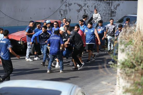 En fotos: Heridos, disparos y un caos total en las afueras del Nacional previo al Motagua vs Olimpia