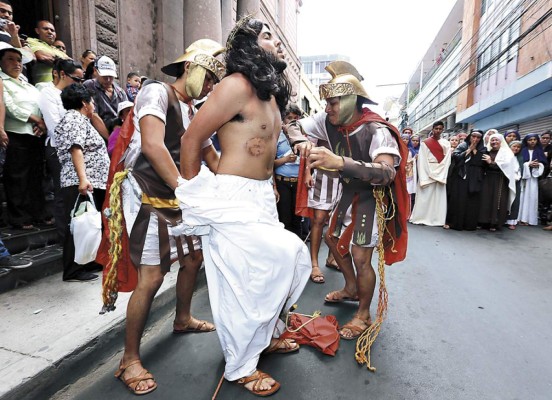 Fe y devoción de hondureños en solemne procesión del Vía Crucis