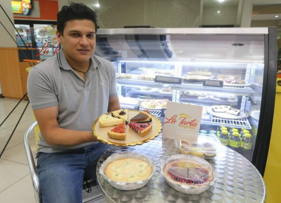 El Emprendedor Eduardo Andino posando junto a sus deliciosas creaciones.
