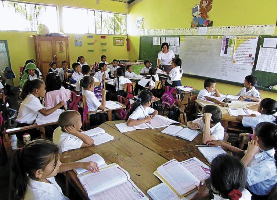 Niños se resisten a cumplir con la doble jornada