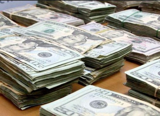 Policía entrega $60,000 que halló cerca de su casa