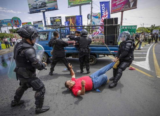 Policía reprime protesta opositora y arresta diputados en Nicaragua