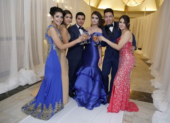 Elegante baile de graduación protagonizado por los seniors de la Hillcrest School