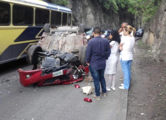 Enfermeras se salvan de morir en accidente vehicular en la calle Los Alcaldes