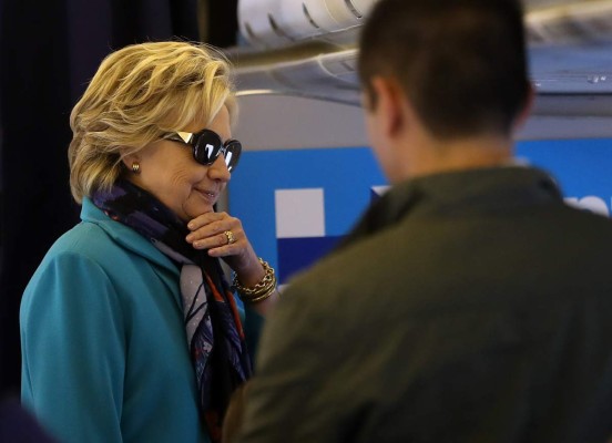 Clinton busca acomodarse en la campaña tras nueva investigación del FBI