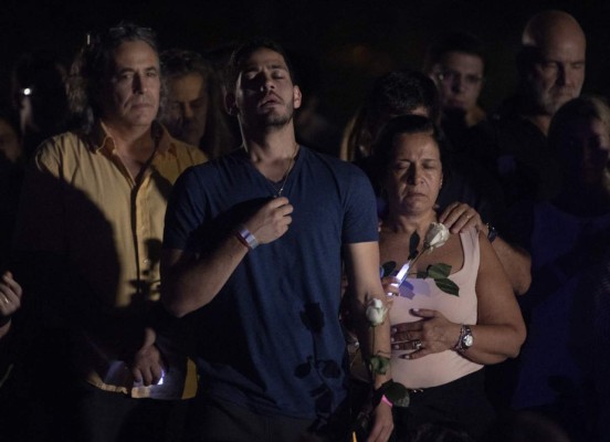 Familiares de desaparecidos en derrumbe de Miami se unen en vigilia y oración (FOTOS)
