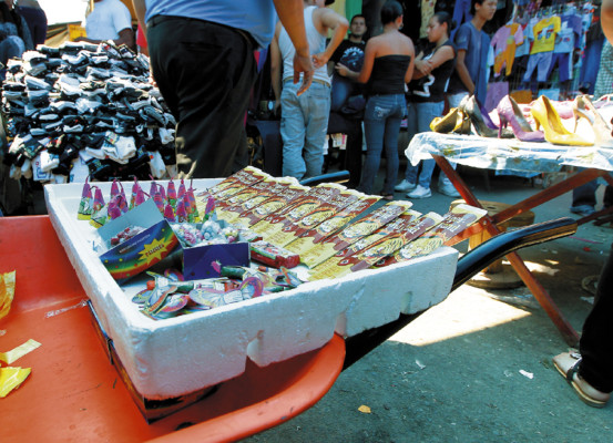 Descarada venta de pólvora en mercados y bulevares