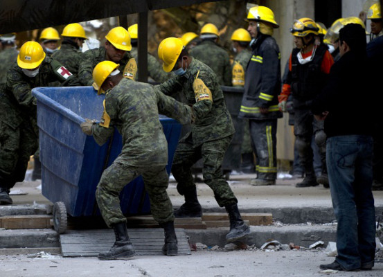 Aumentan a 32 los muertos por explosión en sede de Pemex