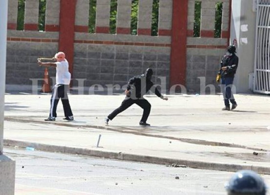 Impactantes fotos: Batalla campal fuera de la UNAH deja varios policías con quemaduras