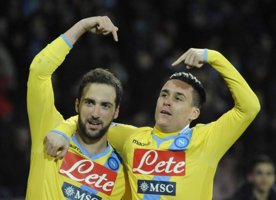 Nápoles gana por 3-1 y hunde más al Milan