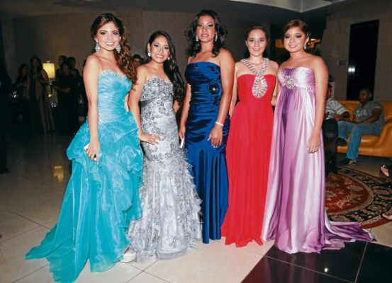 Elegancia en baile de graduación de la Macris School