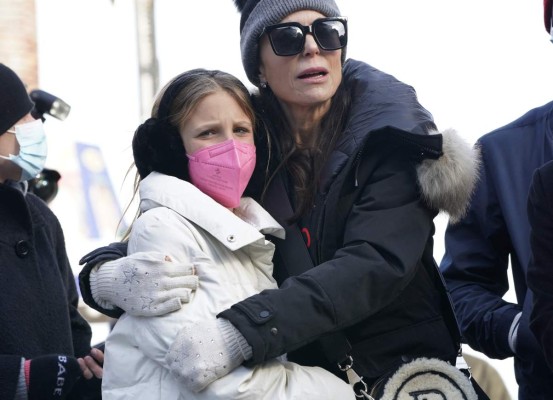 Luto y cenizas: las imágenes tras el incendio más mortífero en 30 años en Nueva York