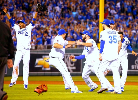 Cueto lanza joya y Reales despachan a Houston y avanzar a la final de la Americana