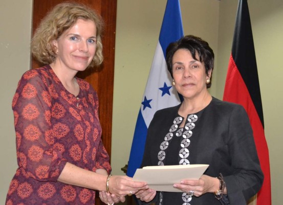 Embajadora de Alemania presentó copias de estilo ante canciller hondureña