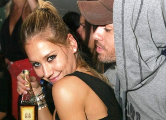 Enrique Iglesias confiesa que le falla a su novia en la cama