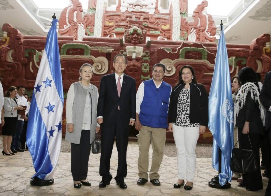 Fascinado Ban Ki-moon con el esplendor del parque de Copán