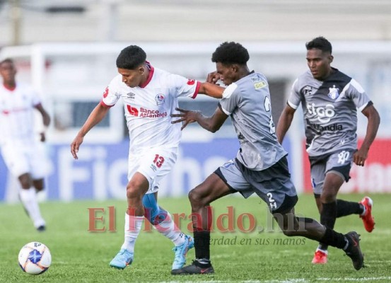 Festejo, consejos a los jugadores y presión por el debut: lo que no se vio en TV del triunfo de Olimpia en Danlí