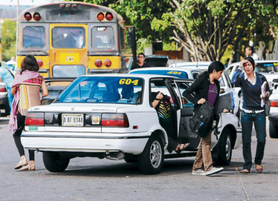 Cada usuario pierde cinco horas diarias en el transporte